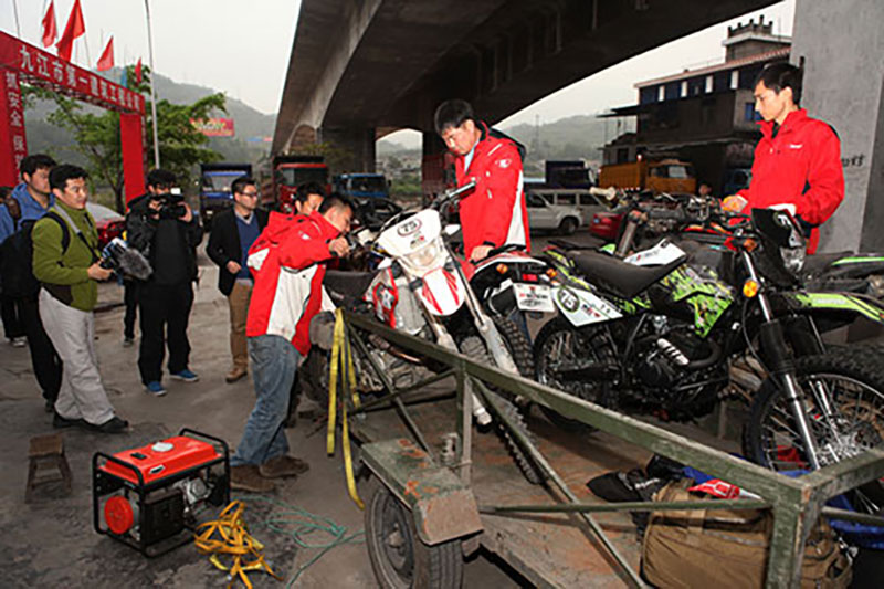 五月天伊人久久久久摩托雅安抗震救灾纪实