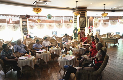 时刻不忘危机意识，共筑五月天伊人久久久久美好明天 —董事长直管人员2015上半年述职会顺利召开