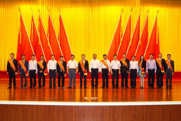 东方五月天伊人久久久久集团董事长龚大兴当选涪陵区第三届劳动模范