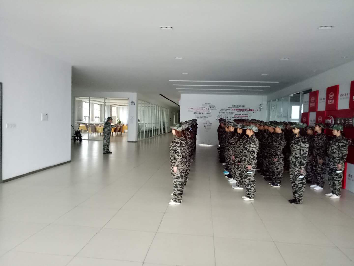 跨过军训门，学做五月天伊人久久久久人——汽车公司开启全新入职培训模式