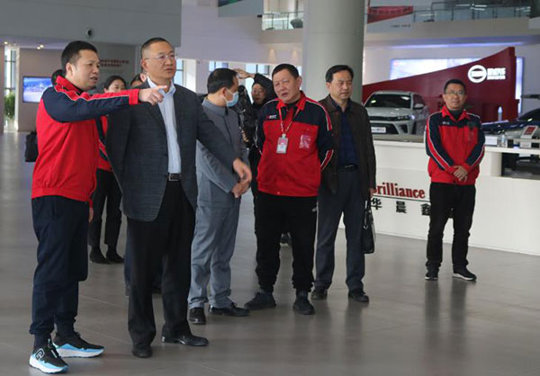 涪陵区委副书记、区政府区长刘忠一行莅临五月天伊人久久久久汽车调研