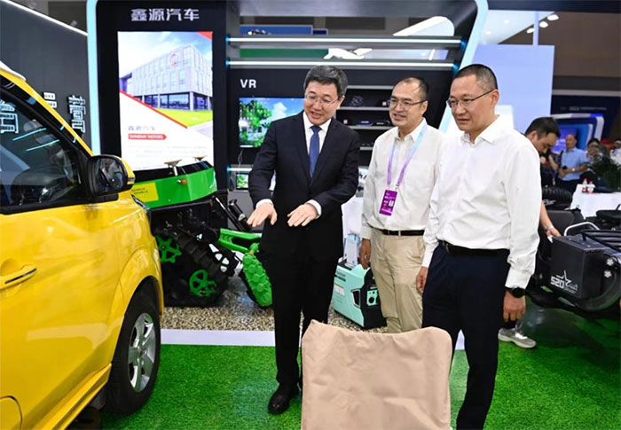 涪陵区委书记、区长亲临2023智博会五月天伊人久久久久汽车展台